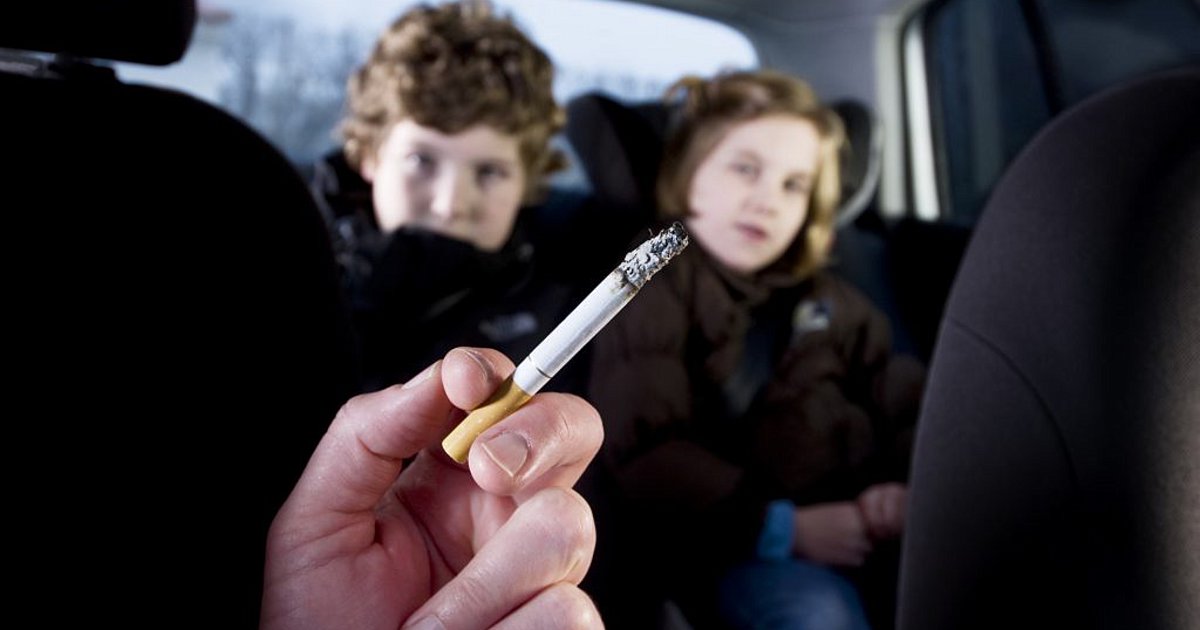 Έναν μήνα αφαίρεση διπλώματος και πρόστιμο 1.500 ευρώ στους καπνιστές οδηγούς