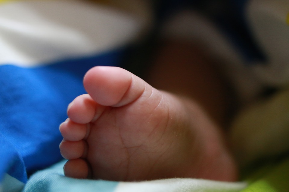 Μωρό 17μηνών μεταφέρθηκε με υψηλό πυρετό στο νοσοκομείο