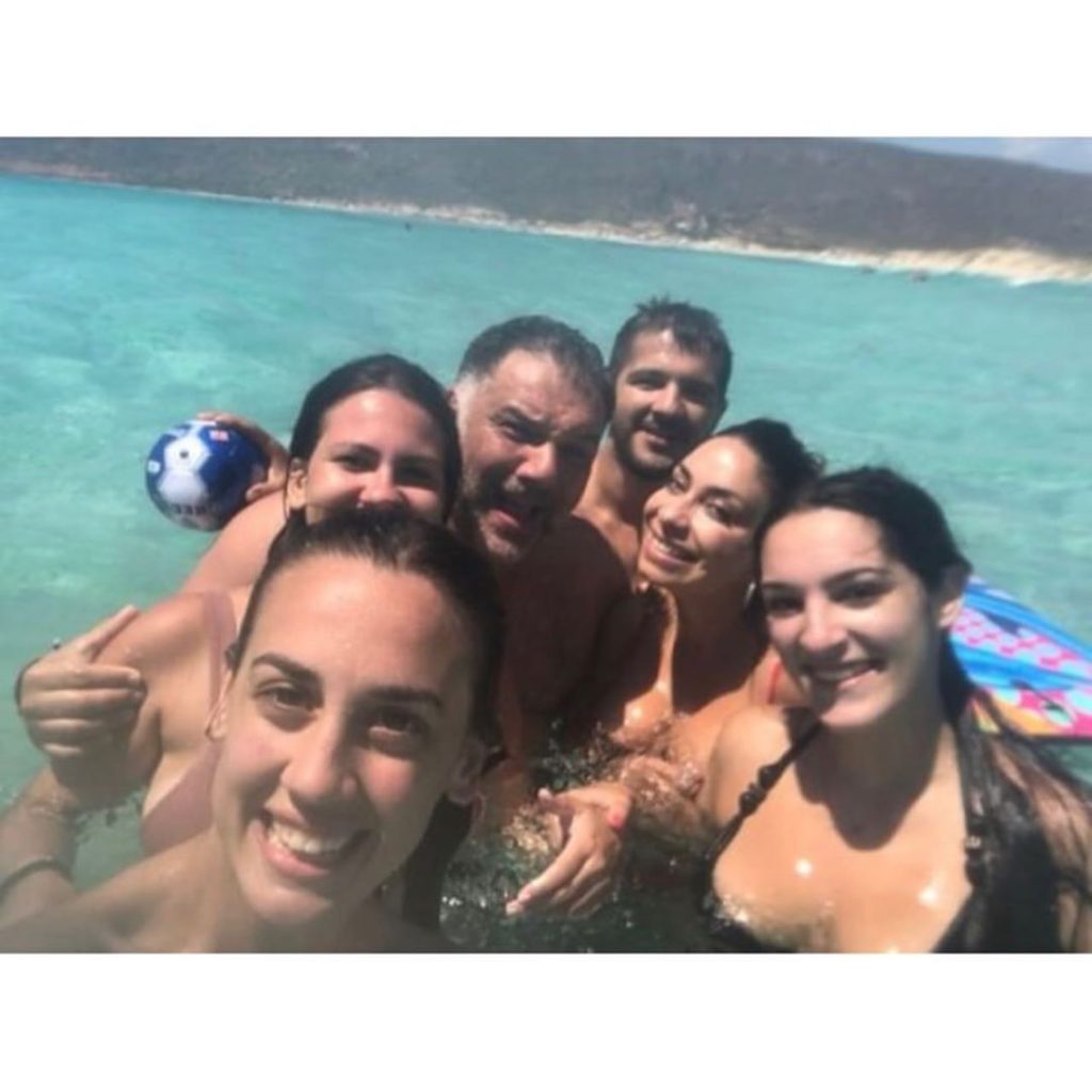 Γρηγόρης Αρναούτογλου – Νάνσυ Αντωνίου: Ερωτευμένοι στην Ελαφόνησο!