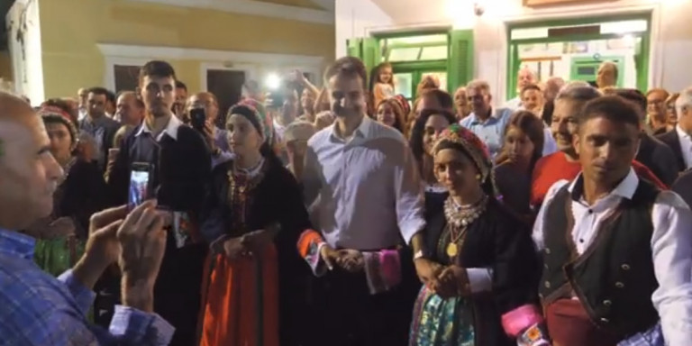 Κυριάκος Μητσοτάκης: Χόρεψε παραδοσιακούς χορούς στην Όλυμπο της Καρπάθου (βίντεο)