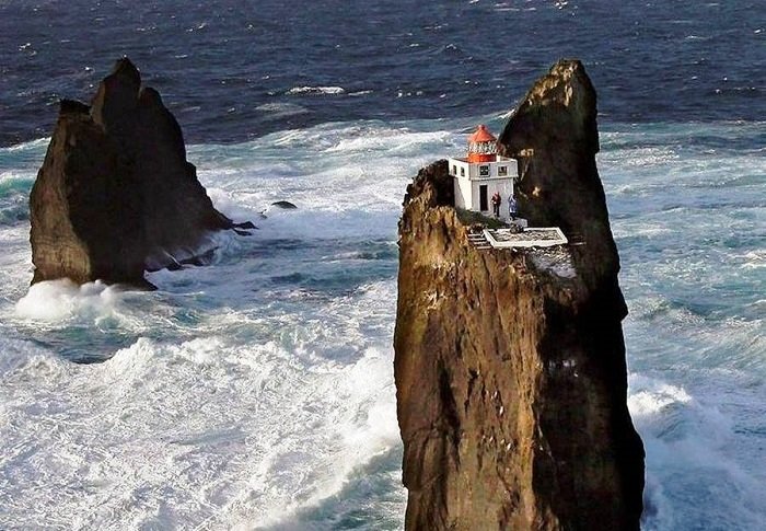 Αυτός είναι ο πιο απομονωμένος φάρος στον κόσμο – Δεν φαντάζεστε πως ανέβηκαν για πρώτη φορά οι χτίστες (βίντεο)