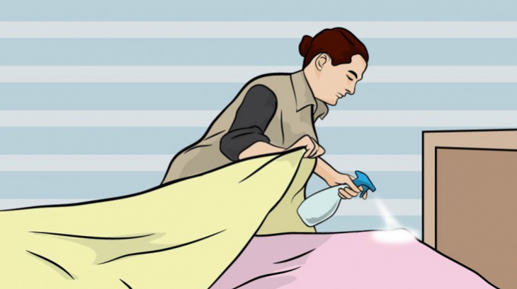 Ψεκάζει το στρώμα της με οινόπνευμα – Μόλις δείτε το γιατί θα το κάνετε αμέσως!