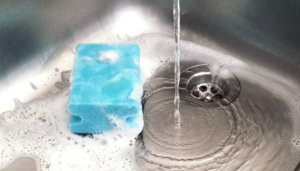 Βάζει το σφουγγάρι στον φούρνο μικροκυμάτων – Δεν φαντάζεστε για ποιο λόγο (βίντεο)