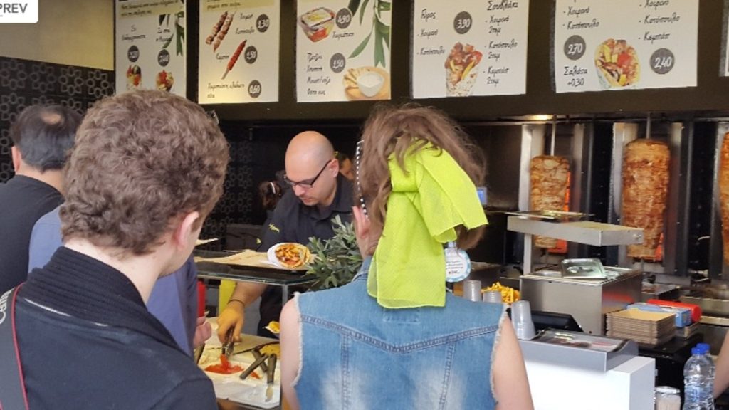 Ρόδος: Έφτασε το ασθενοφόρο και βρήκε την ασθενή να… τρώει πιτόγυρο