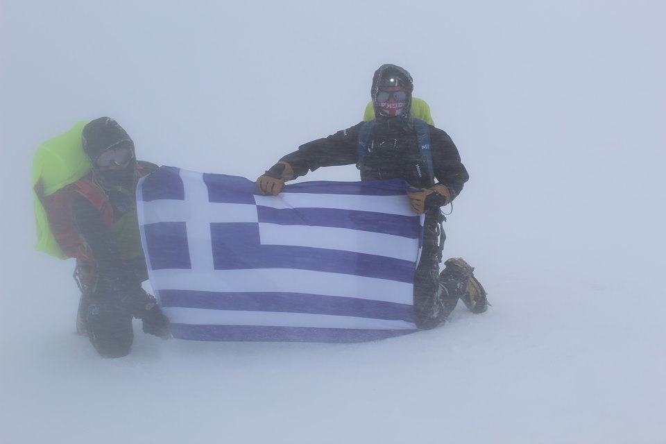 H MYA «κατακτάει» τον Καύκασο: Η ελληνική Σημαία κυμάτισε στην ψηλότερη κορυφή της Ευρώπης (φωτό)