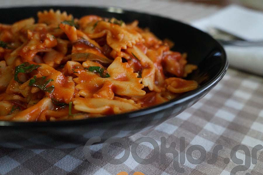 Η συνταγή της ημέρας: Φαρφάλες με μανιτάρια και μυρωδικά