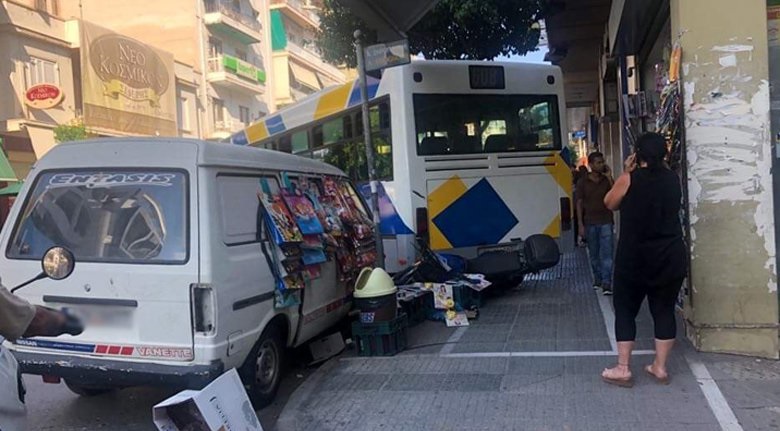Πανικός στου Ζωγράφου: Λεωφορείο παραλίγο να «εισβάλλει» σε κατάστημα