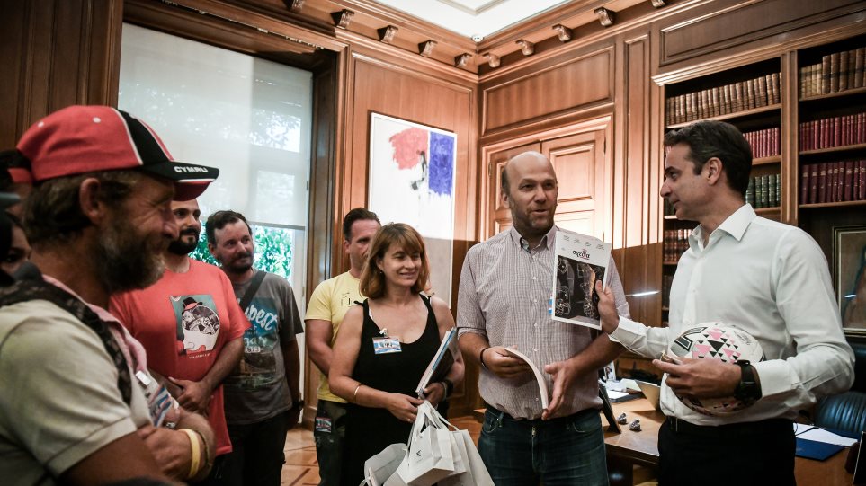 O πρωθυπουργός δέχτηκε τα μέλη της Εθνικής Ομάδας Αστέγων ποδοσφαίρου στο Μαξίμου