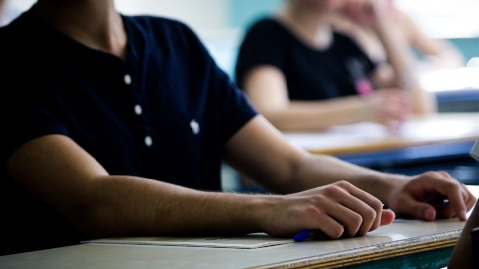 Επαναφορά της βάσης του 10 για την εισαγωγή στα πανεπιστήμια: Η κυβέρνηση επιχειρεί να επαναφέρει την λογική