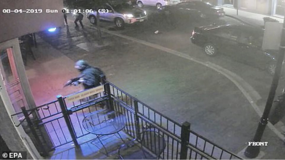 Βίντεο: Οι αστυνομικοί εξουδετερώνουν τον φονιά του Ντέιτον στην είσοδο του μπαρ