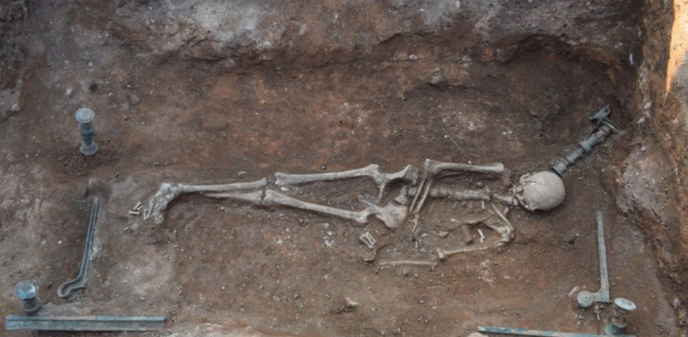 Σπουδαίο αρχαιολογικό εύρημα στην Κοζάνη: Χάλκινη νεκρική κλίνη του 1ου π.Χ. αιώνα