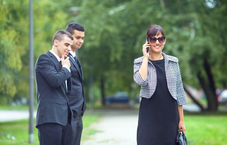 Γαλλία: «Βροχή» τα πρόστιμα για παρενόχληση – Αν σας περισσεύουν 1500 ευρώ…