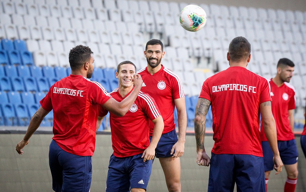 Προετοιμάζονται οι Ερυθρόλευκοι: Προπονήθηκαν στο εντυπωσιακό γήπεδο της Μπασάκσεχιρ (φωτό)