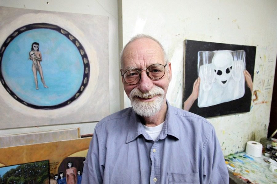 Ο άνδρας που λέει πως έχασε την παρθενιά του από εξωγήινη και από τότε ζωγραφίζει μόνο εξωγήινους!