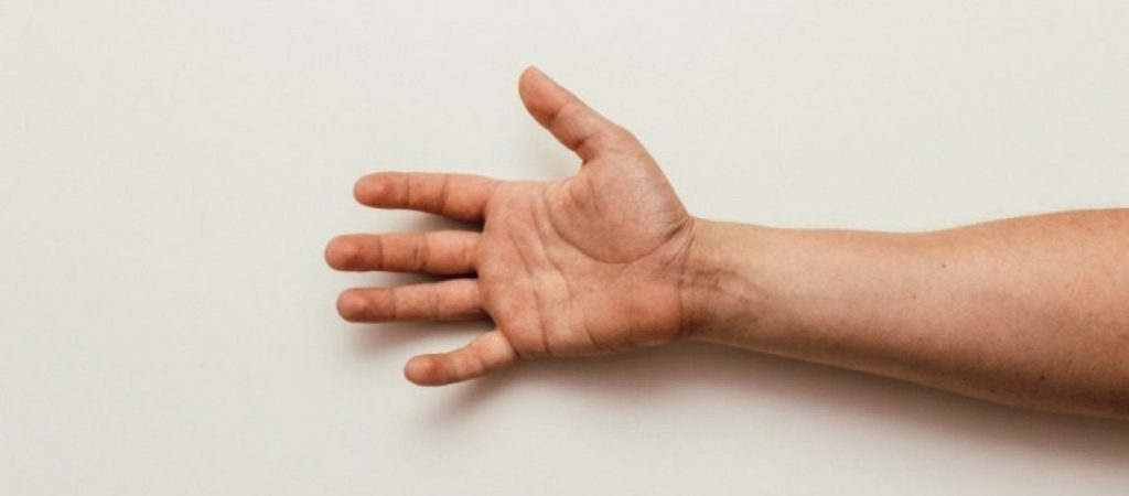 Πιάνει τα 2 της δάχτυλα και τα κρατάει για 3 λεπτά – Δεν φαντάζεστε τι συμβαίνει (βίντεο)