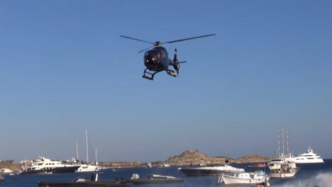 Alec Monopoly: Έφτασε με ελικόπτερο στη Μύκονο και καλυμμένο το πρόσωπο του