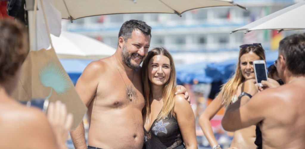 Ματέο Σαλβίνι: Χρέη DJ σε beach party στη βόρεια Αδριατική Ριβιέρα