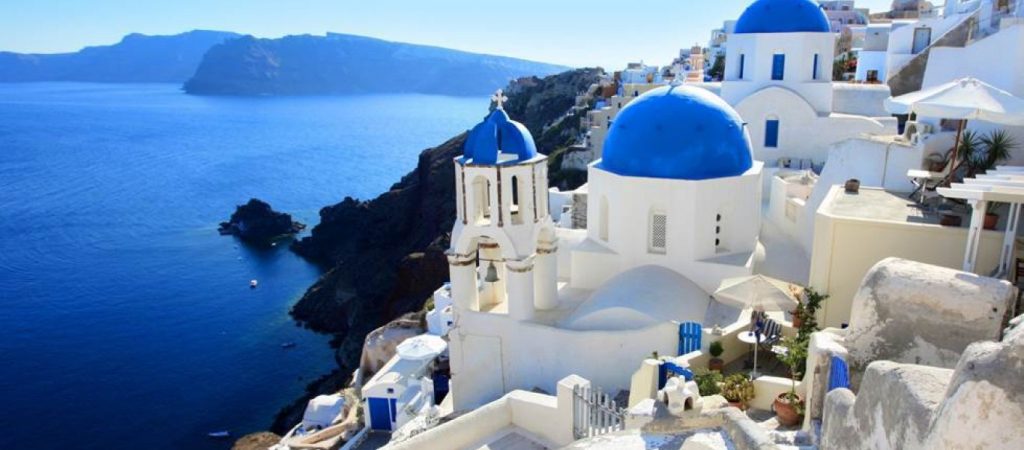 Οι χριστιανικοί Σταυροί ενοχλούν: «Έσβησαν» τους Σταυρούς από τα εκκλησάκια της Σαντορίνης (φωτό)