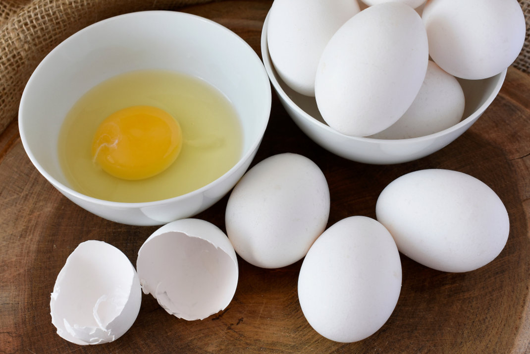 Γιατί δεν πρέπει να σπάμε τα αυγά στην άκρη του μπολ; – Μάθε πως πρέπει να το κάνεις (βίντεο)