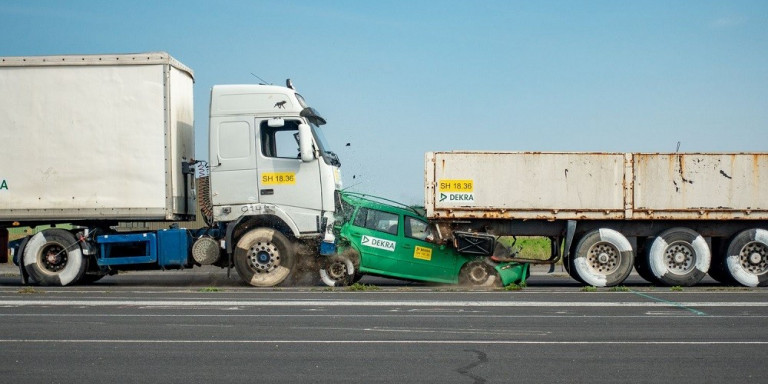 Με ταχύτητα 43 χλμ./ώρα ένα φορτηγό μπορεί να διαλύσει κυριολεκτικά ένα επιβατικό αυτοκίνητο