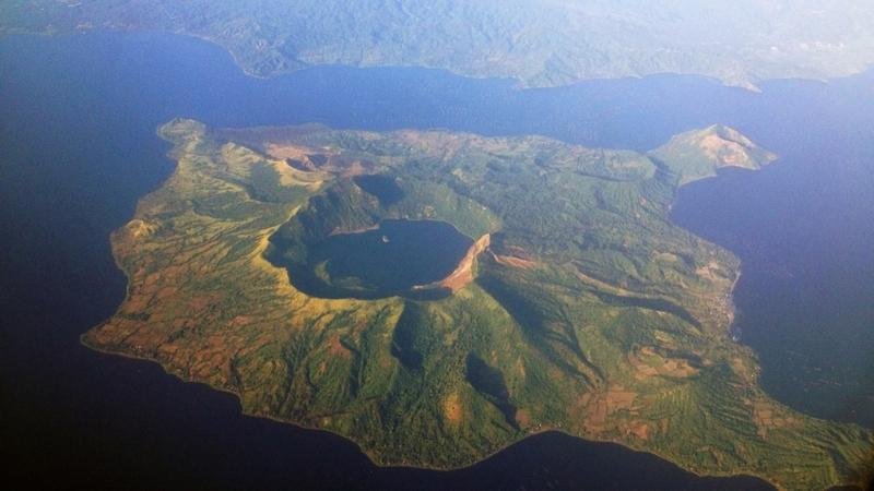Μοναδικό: Ένα νησί στην καρδιά ενός ηφαιστειακού κρατήρα (βίντεο-φωτο)