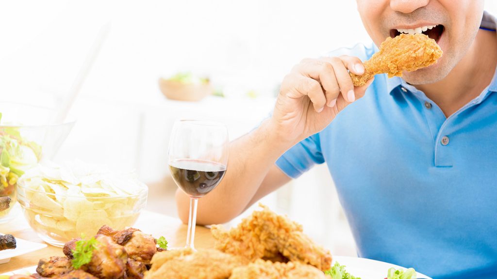 Άνδρες! Αδυνατίστε μετρώντας μπουκιές και όχι θερμίδες – Έτσι κι αλλιώς ούτε που ξέρουμε πόσες χρειαζόμαστε καθημερινά