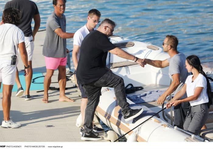 Αντώνης Ρέμος: Χαμός στη Μύκονο! Ολόκληρος «στόλος» για να πάει μια βόλτα με το φουσκωτό του
