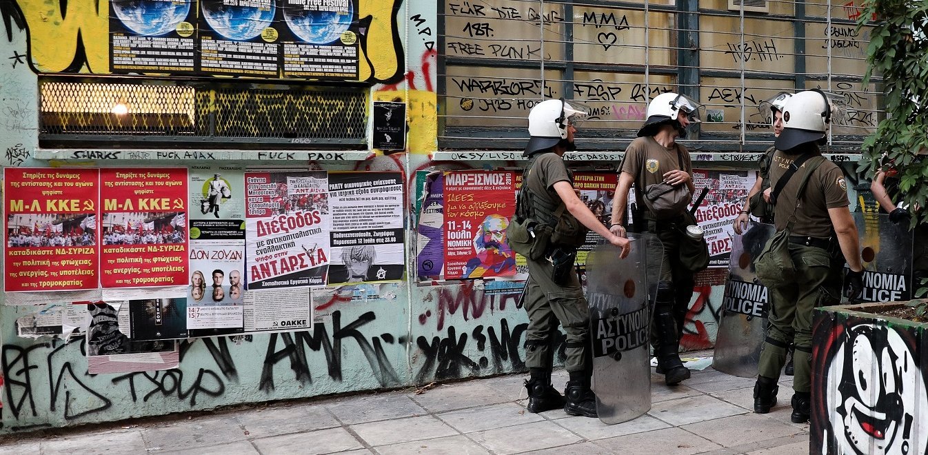 Έφοδος της ΕΛ.ΑΣ. στην πλατεία Εξαρχείων – Ένταση και προσαγωγές – Ακολούθησε συγκέντρωση διαμαρτυρίας (φώτο) (upd)