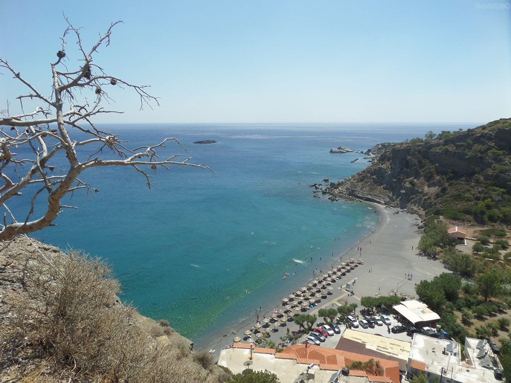 Νεαροί πήγαν για νυχτερινό μπάνιο και βρέθηκαν… σε βραχονησίδα