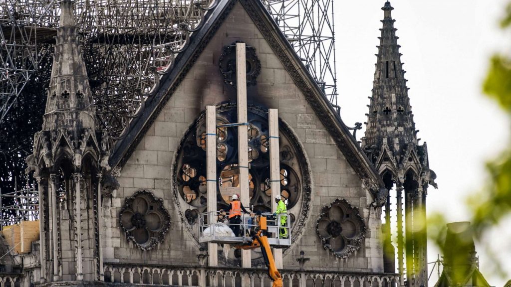 400 τόνοι μολύβδου ξεχύθηκαν  γύρω από την Παναγία των Παρισίων – Απολυμαίνουν σχολεία και γύρω δρόμους
