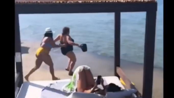 Η επική τούμπα της Βίκυς Σταυροπούλου στην παραλία! (βίντεο)