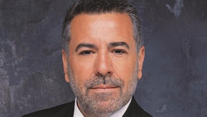 Μάκης Τσέλιος: «Στη Μύκονο ξαναγεννιέμαι»