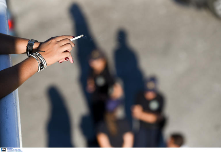 Ποιος αντικαπνιστικός; Δυο νεαροί κάπνιζαν μέσα στο αεροπλάνο – Το πάθος τους οδήγησε στο αυτόφωρο!