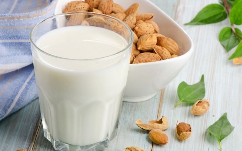 Γιατί να πίνεις γάλα αμυγδάλου κάθε πρωί;