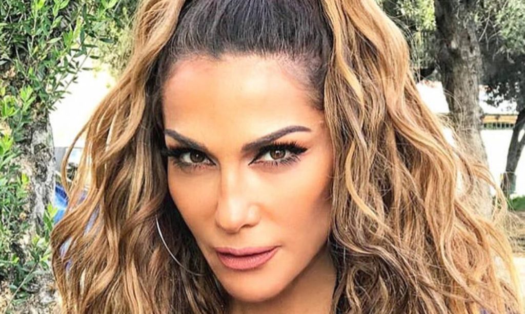 Δέσποινα Βανδή: Ποζάρει με μαγιό και μας δείχνει το καλλίγραμμο κορμί της (φωτο)