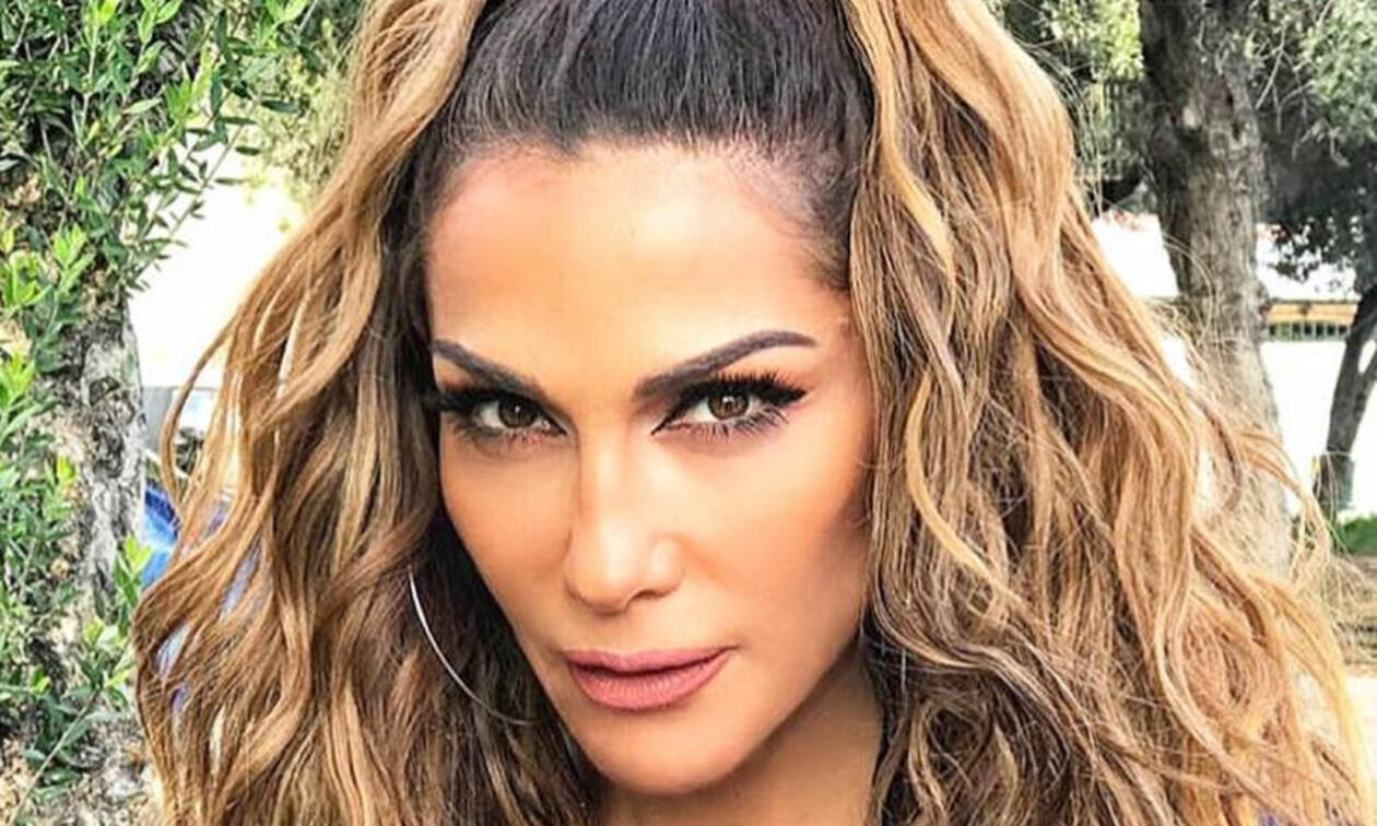 Δέσποινα Βανδή: Ποζάρει με μαγιό και μας δείχνει το καλλίγραμμο κορμί της (φωτο)