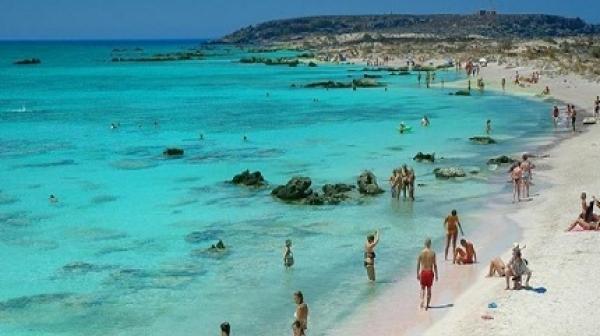 Πόσο πιο κάτω θα πάμε; Ήθελε να κάνει pole – dancing και από τρεις ιστούς βρήκε τον ιστό με την ελληνική σημαία!