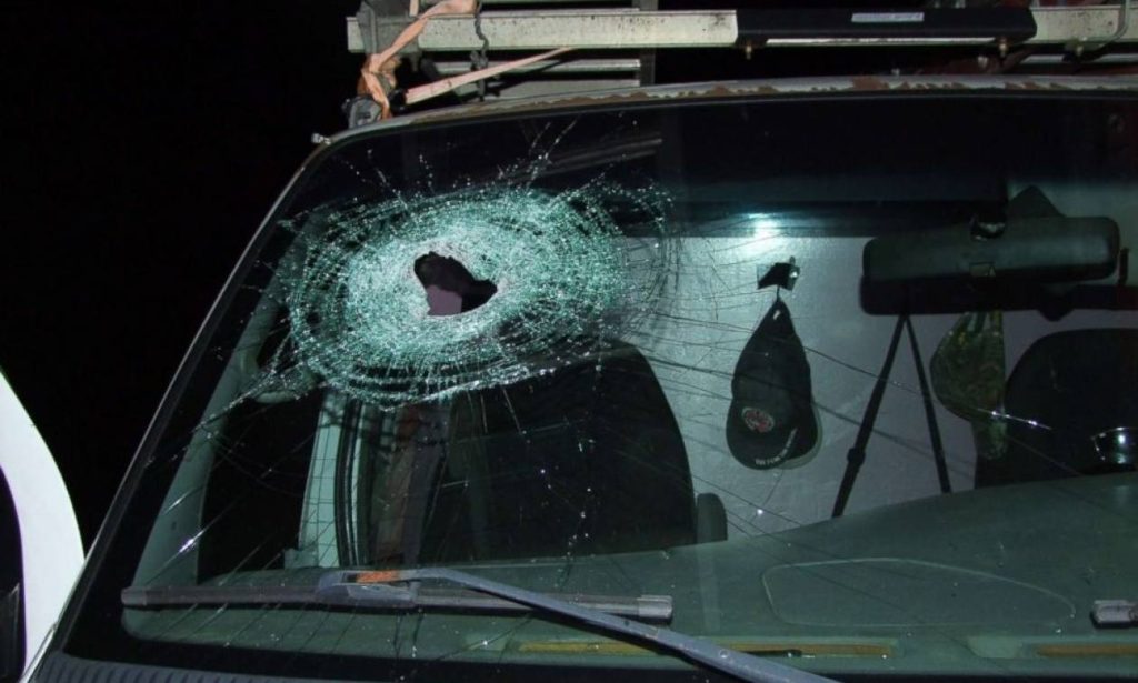 Ανόητα και επικίνδυνα παιχνίδια μέσα στην νύχτα – Επιτέθηκαν με πέτρες σε αυτοκίνητο οικογένειας