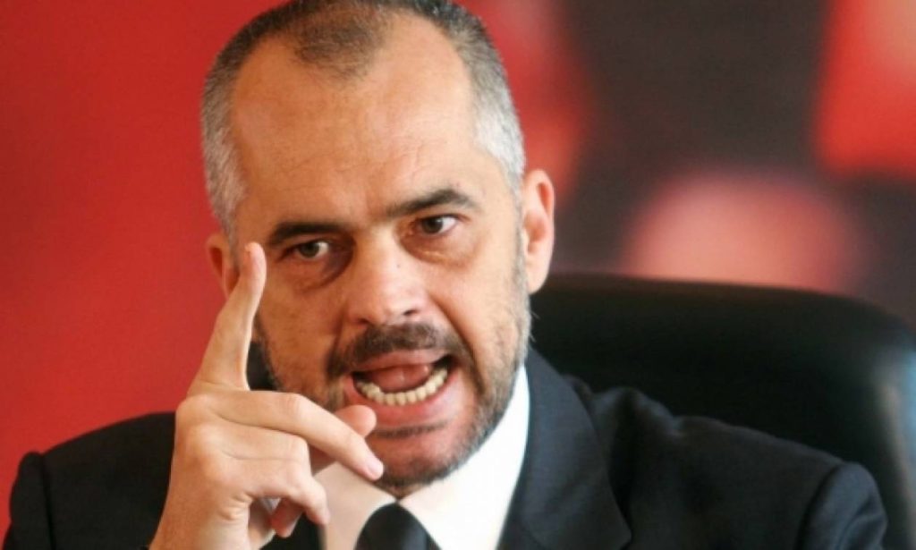 Χαλαρός και… ξυπόλυτος ο Ε.Ράμα κατά τη διάρκεια συνέντευξής του στο εξοχικό του (φωτο)