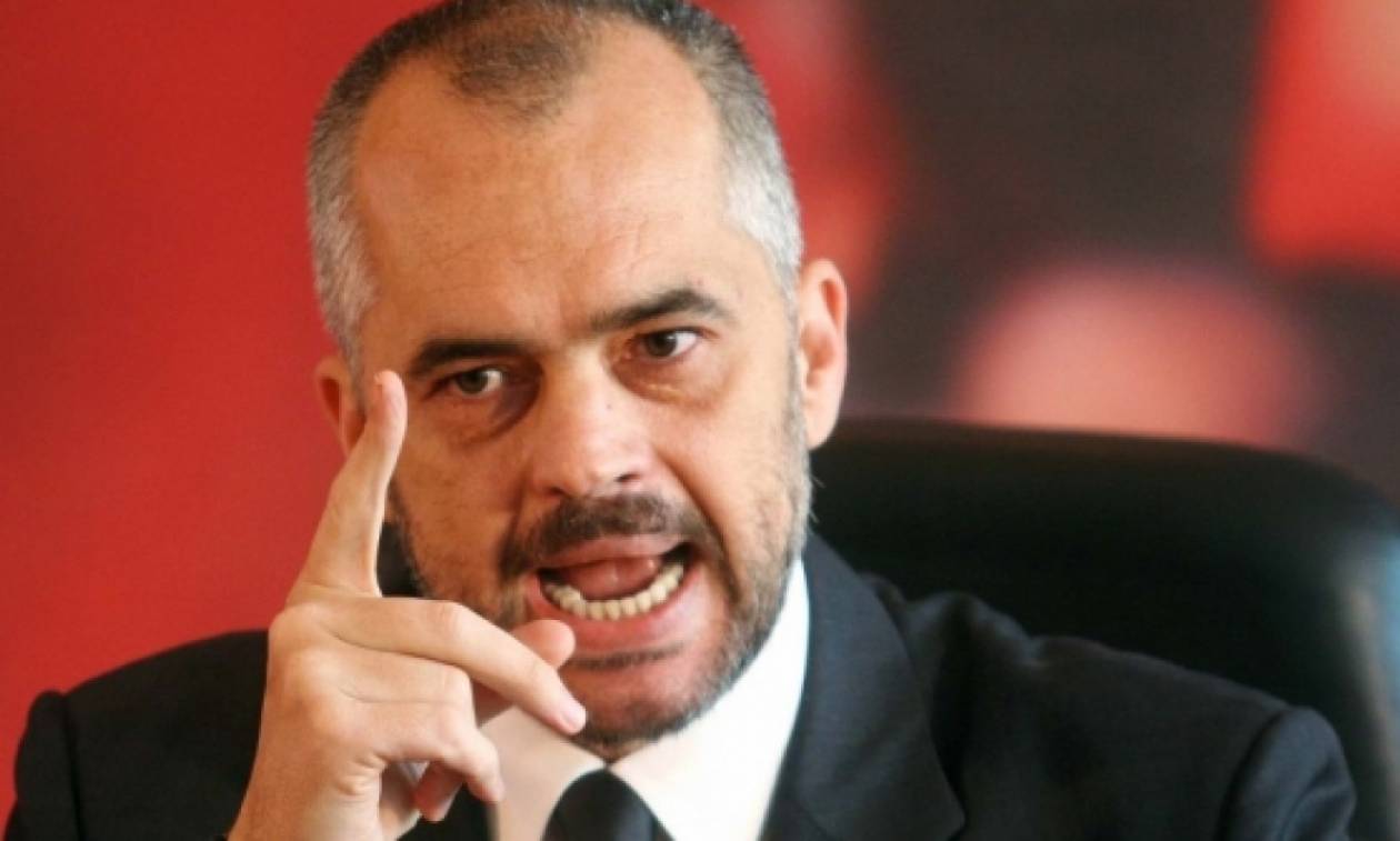 Χαλαρός και… ξυπόλυτος ο Ε.Ράμα κατά τη διάρκεια συνέντευξής του στο εξοχικό του (φωτο)