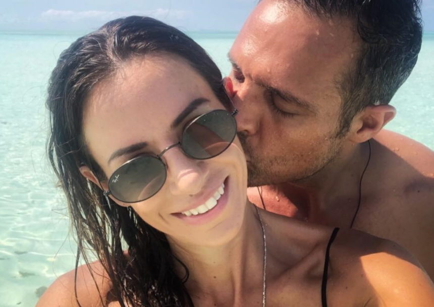 Ο Σάββας Πούμπουρας φωτογραφίζει την γυναίκα του με μαγιό στον 5ο μήνα της εγκυμοσύνης της