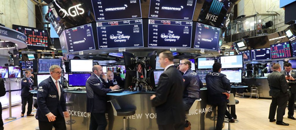 Τριγμοί στα ευρωπαϊκά χρηματιστήρια – Μαζικό ξεπούλημα στις ιταλικές τράπεζες