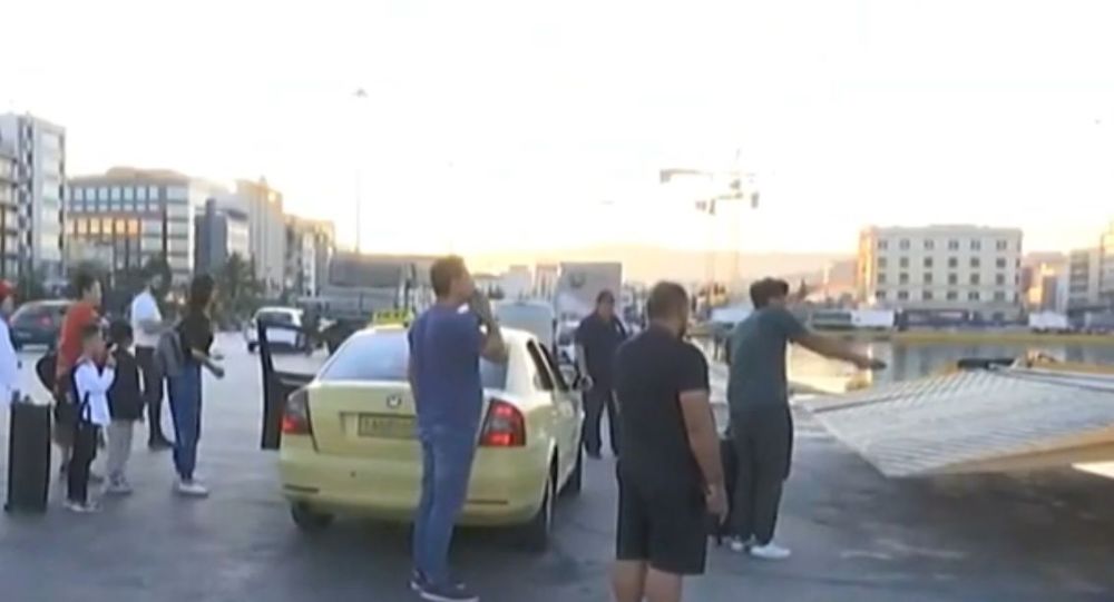 Bίντεο: «Εκτός εαυτού» επιβάτης που έχασε το πλοίο στον Πειραιά για ένα… δευτερόλεπτο