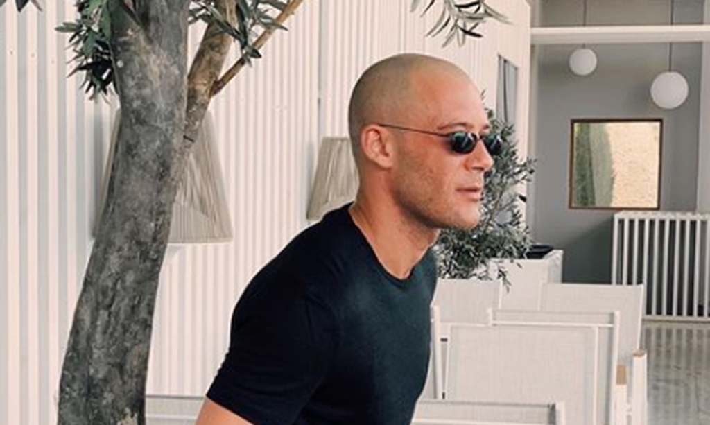 O Aντίνοος Αλμπάνης δέχτηκε επίθεση από follower του και της απάντησε (φωτο)