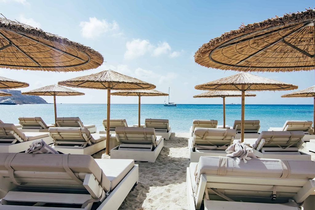 Κι όμως το τόλμησε: Λουόμενη εμφανίστηκε στη Μύκονο με μπικίνι… κοσμηματοπωλείο (βίντεο)