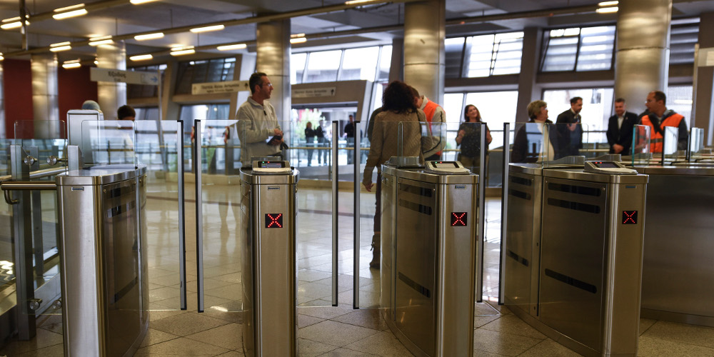 Αλλάζουν όλα στις συγκοινωνίες: Πιστωτικές κάρτες αντί ηλεκτρονικών εισιτηρίων και έλεγχοι με συνδρομή της ΕΛ.ΑΣ.