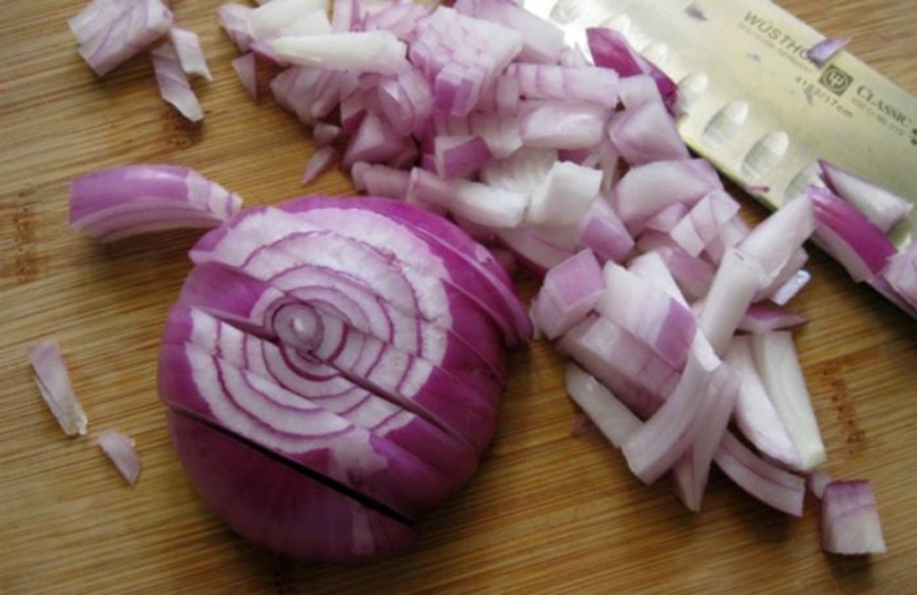 Να πως ξεμυρίζουν τα χέρια από κρεμμύδι και σκόρδο (βίντεο)