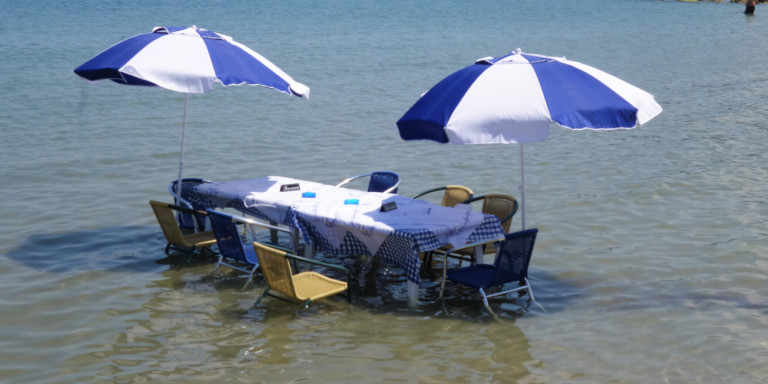 Κέρκυρα: Ταβέρνα έβαλε τραπέζι μέσα στη θάλασσα λόγω…καύσωνα (φωτο)
