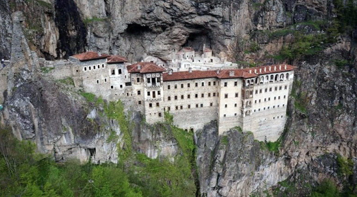 Δεν ολοκληρώθηκαν τα αναστηλωτικά έργα – Βράχοι απειλούν την Παναγία Σουμελά