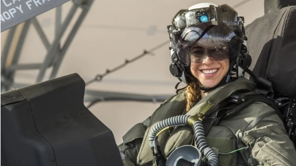F-35: Δείτε την πρώτη γυναίκα που θα πιλοτάρει το θηριώδες μαχητικό αεροσκάφος